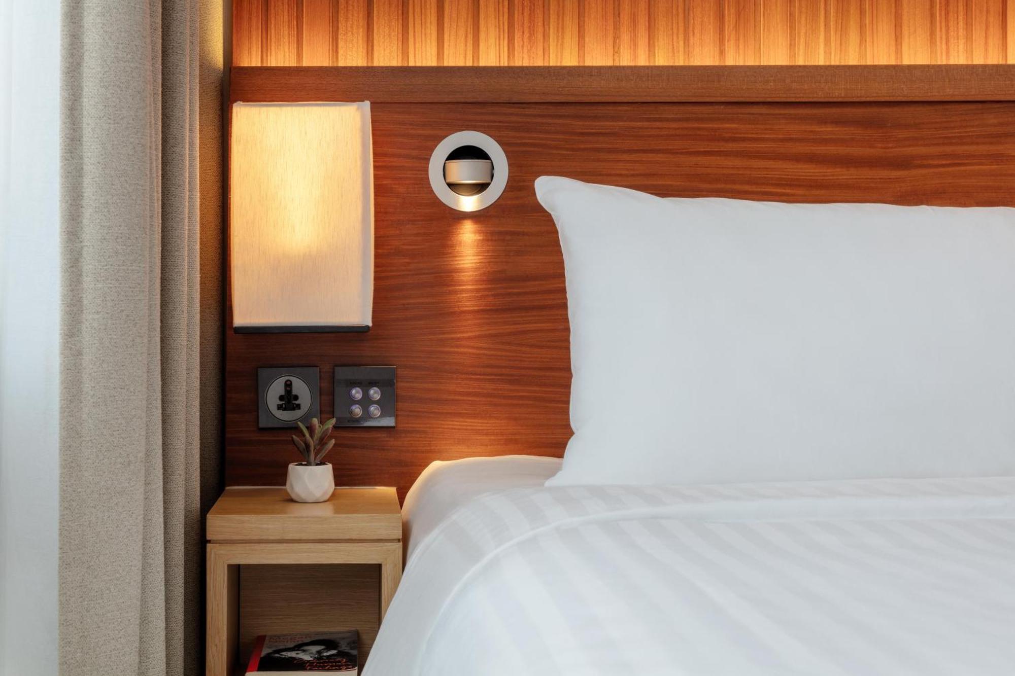 Oasia Resort Sentosa By Far East Hospitality Singapore Exterior photo A bedside table